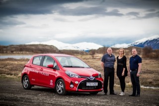 Kristj�n, Hafd�s og Haukur vi� n�ja b�linn.